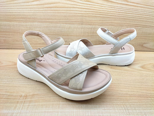 2024夏季新款豪行舒适休闲女鞋24264511时尚平底青春露趾凉鞋 商品图1