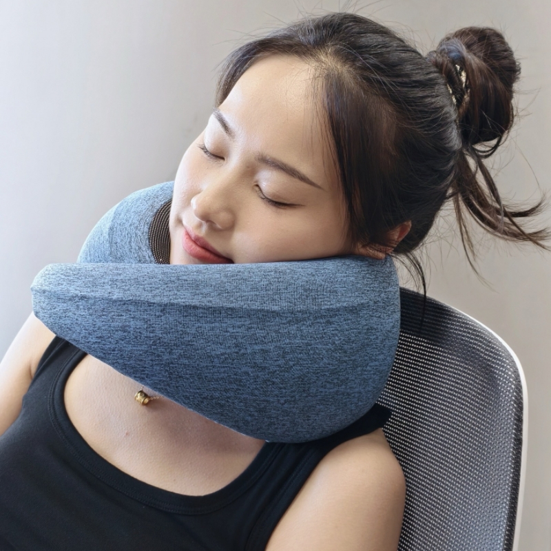 royal down多功能蜗牛枕，3面环绕支撑，太空记忆棉贴合颈部曲线，慢回弹解压。