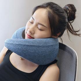 royal down多功能蜗牛枕，3面环绕支撑，太空记忆棉贴合颈部曲线，慢回弹解压。