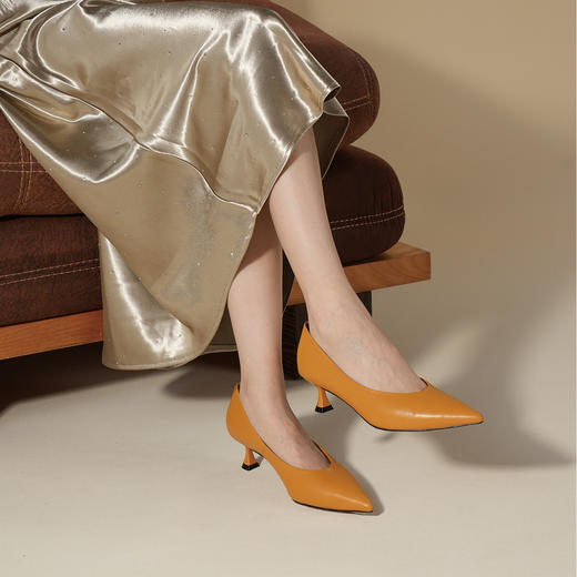 Westory2025年秋季极简尖头低跟胎牛V口单鞋通勤百搭浅口单鞋W25CE75631 商品图1