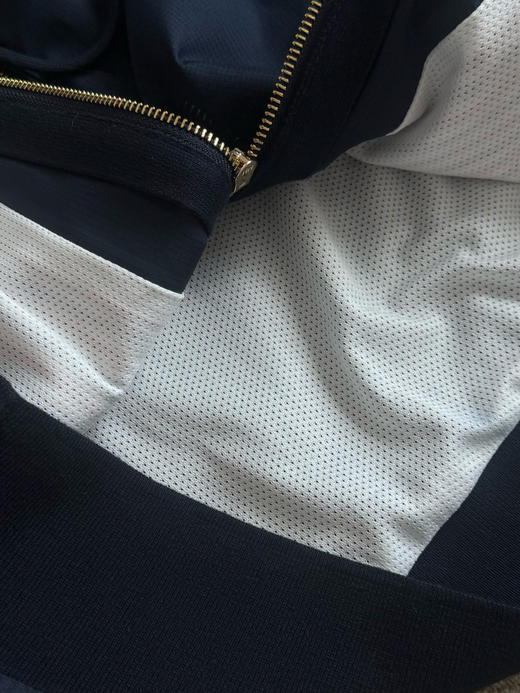 四杠拼接拉链冲锋衣。只有两个码 商品图5