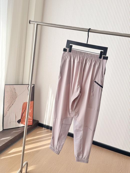 点此购买 ON昂跑trek pants女款轻量旅行长裤 bk 326585 商品图3