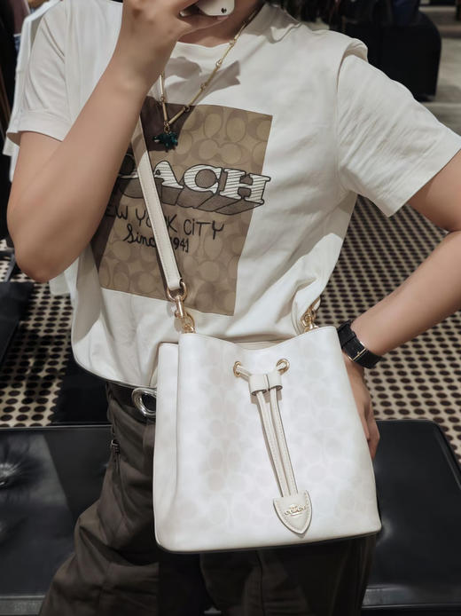 蔻驰 CBH07 经典老花Rowan抽绳水桶包 （SS） 商品图13