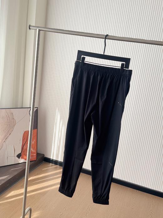 点此购买 ON昂跑trek pants女款轻量旅行长裤 bk 326585 商品图5