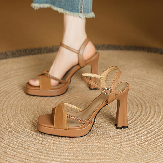 【预售5天】防水台11cm超高跟鞋女夏真皮一字扣带粗跟复古风露趾方头配裙凉鞋KPL&6224 商品图0