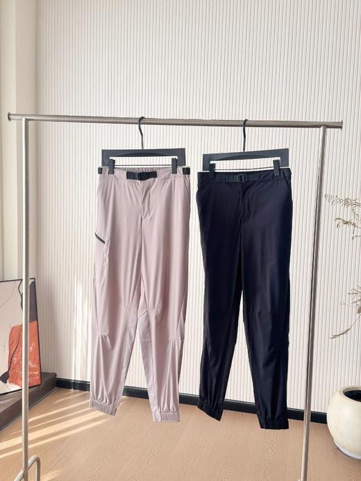 点此购买 ON昂跑trek pants女款轻量旅行长裤 bk 326585 商品图0