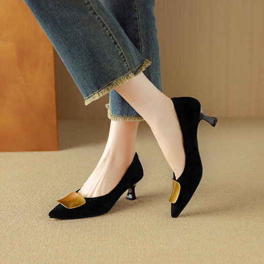 【预售5天】法式不累脚小高跟鞋秋季新款羊皮尖头浅口大码一脚蹬细跟女鞋DB&M6385 商品图1
