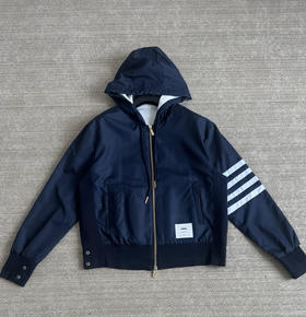四杠拼接拉链冲锋衣。只有两个码