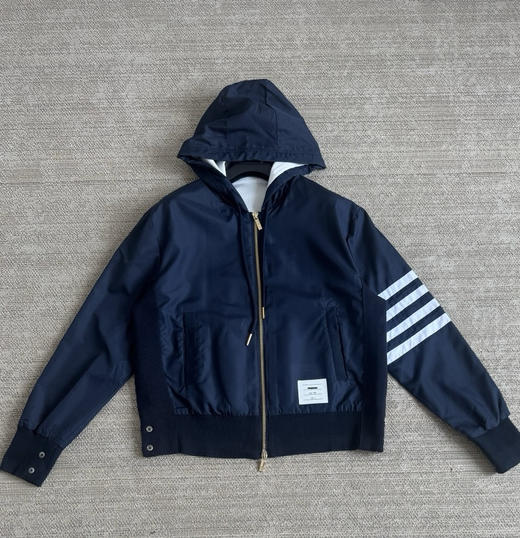 四杠拼接拉链冲锋衣。只有两个码 商品图0