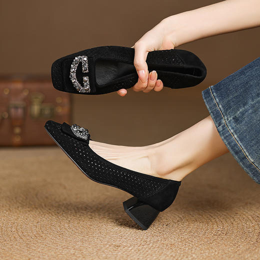 【预售5天】法式复古镂空方头单鞋新款时尚水钻羊皮粗跟紫色洞洞瓢鞋ASZ&5-697 商品图3