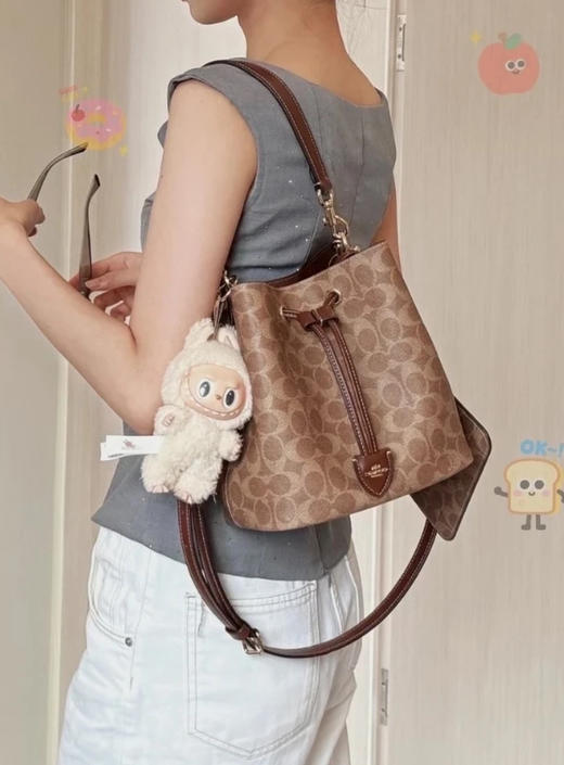 蔻驰 CBH07 经典老花Rowan抽绳水桶包 （SS） 商品图8