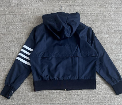 四杠拼接拉链冲锋衣。只有两个码 商品图1