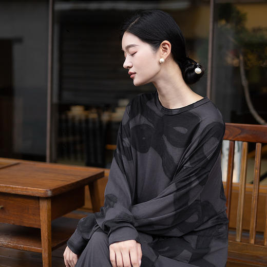 绽放女装555朵/棉针织抽象印花结构感落肩款长袖旅行连衣裙女秋季 商品图1