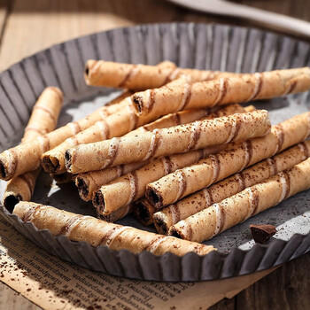 马奇新新进口纯可可脂巧克力注心蛋卷饼干零食休闲食品年货下午茶85g*2罐 /休闲食品 /饼干 /夹心饼干 商品图3