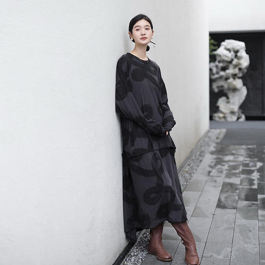 绽放女装555朵/棉针织抽象印花结构感落肩款长袖旅行连衣裙女秋季 商品图2