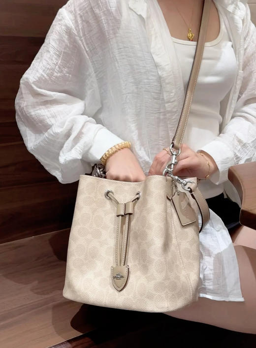 蔻驰 CBH07 经典老花Rowan抽绳水桶包 （SS） 商品图14