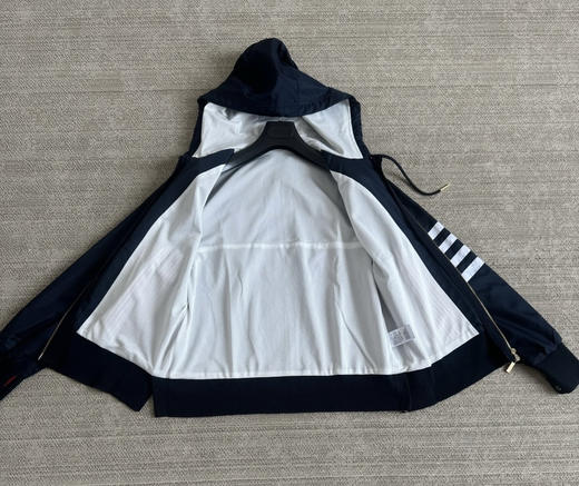 四杠拼接拉链冲锋衣。只有两个码 商品图2