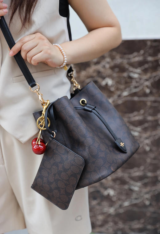 蔻驰 CBH07 经典老花Rowan抽绳水桶包 （SS） 商品图4