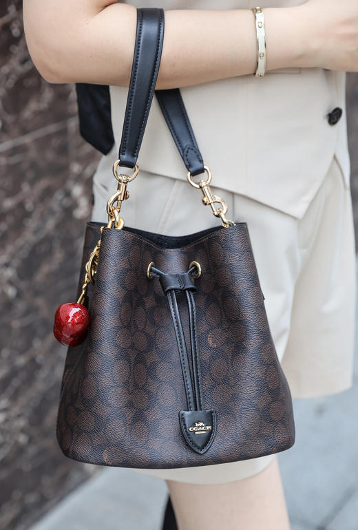 蔻驰 CBH07 经典老花Rowan抽绳水桶包 （SS） 商品图6