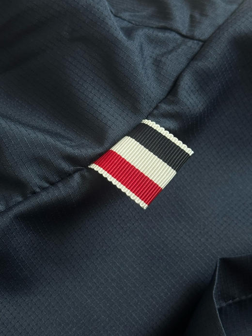 四杠拼接拉链冲锋衣。只有两个码 商品图8