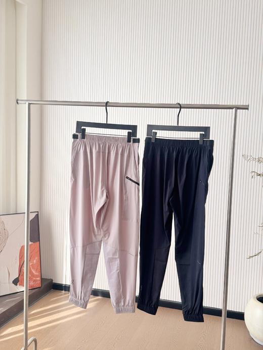 点此购买 ON昂跑trek pants女款轻量旅行长裤 bk 326585 商品图1