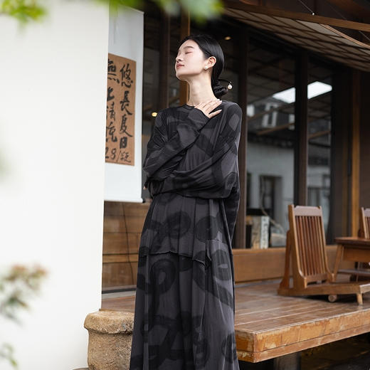绽放女装555朵/棉针织抽象印花结构感落肩款长袖旅行连衣裙女秋季 商品图3