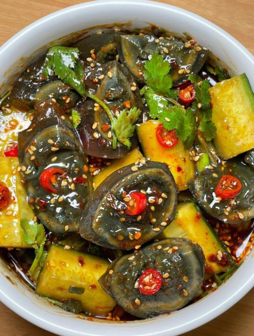 【溢流香·松花皮蛋】董宇辉推荐👏，💰33.9到手20枚，皮蛋届的超级明星🤩 个头又大又香，Q弹爽口，溏心软糯不涩口🥰属于中国人胃口的皮蛋😋 凉拌溢流香·松花皮蛋，可以狂炫3大碗米饭  商品图7