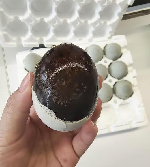 【溢流香·松花皮蛋】董宇辉推荐👏，💰33.9到手20枚，皮蛋届的超级明星🤩 个头又大又香，Q弹爽口，溏心软糯不涩口🥰属于中国人胃口的皮蛋😋 凉拌溢流香·松花皮蛋，可以狂炫3大碗米饭  商品图8