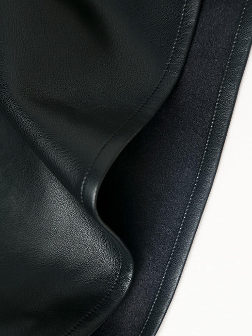 职场休闲皆适配！黑色皮面吊带裙 内搭条纹衫 优雅又干练 商品图4