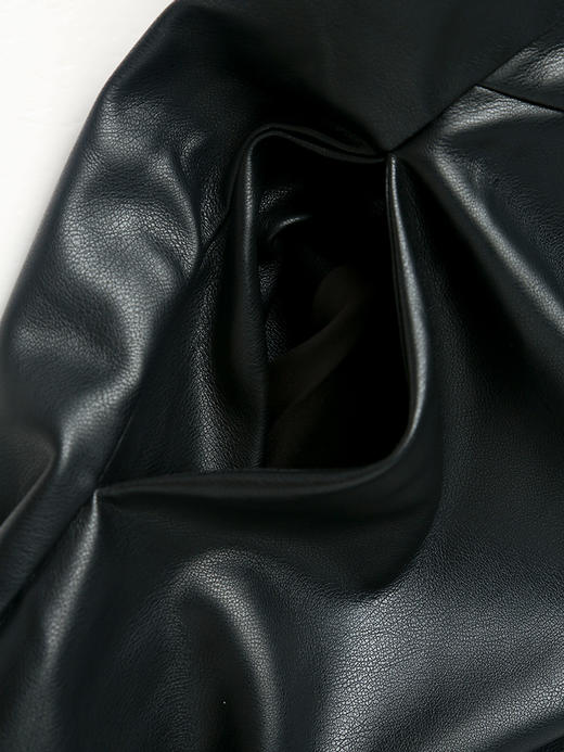 职场休闲皆适配！黑色皮面吊带裙 内搭条纹衫 优雅又干练 商品图3