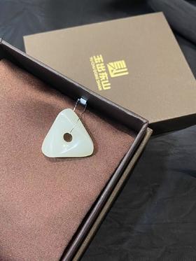 【于田产和田玉白玉平安佩】编号C55317，24*24，7克，出证书，发货1~5天，48小时鉴赏期