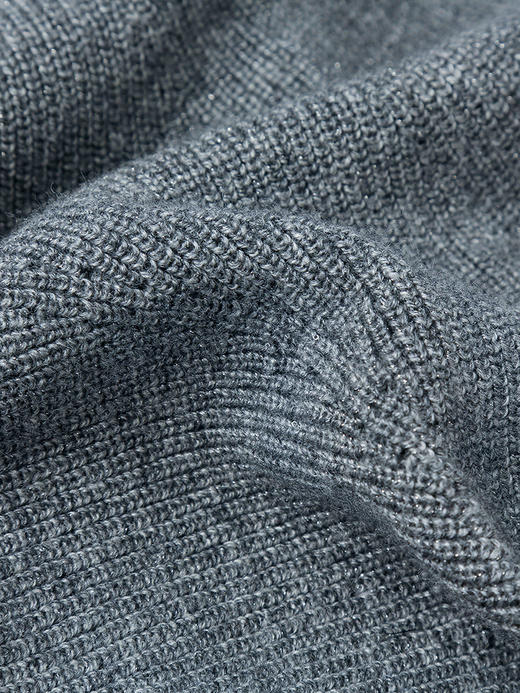 灰色宽松毛衫女 圆领落肩设计 叠穿条纹衬衫 解锁韩系穿搭新风尚 商品图4