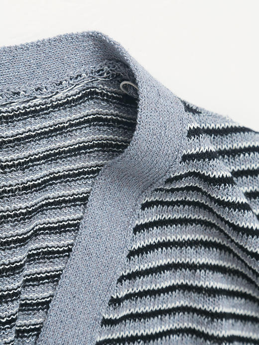 灰色条纹 V 领针织开衫 短袖设计 金属纽扣 日常通勤必备 商品图2