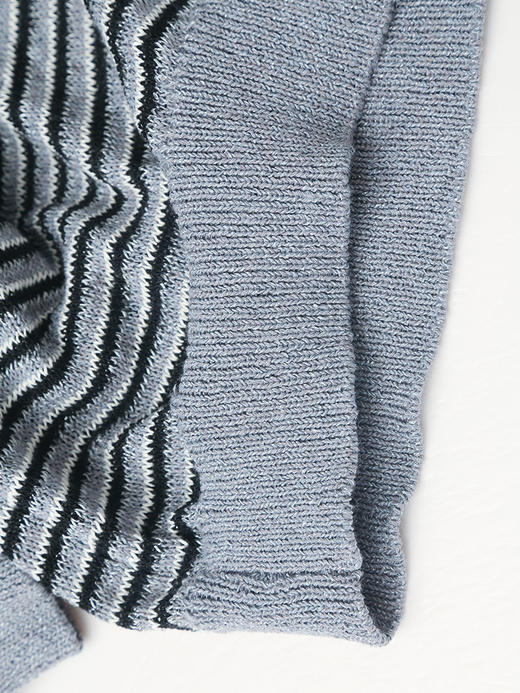 灰色条纹 V 领针织开衫 短袖设计 金属纽扣 日常通勤必备 商品图4