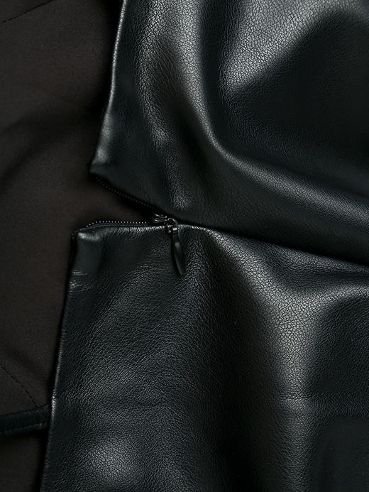 职场休闲皆适配！黑色皮面吊带裙 内搭条纹衫 优雅又干练 商品图2