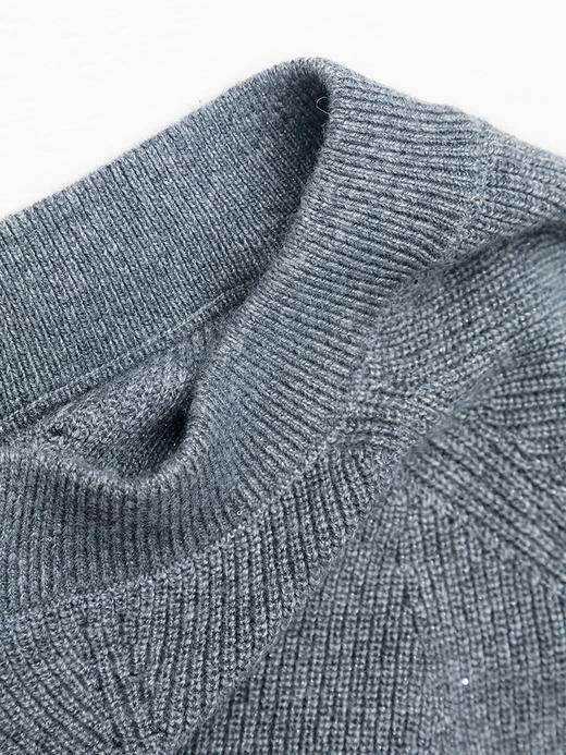 灰色宽松毛衫女 圆领落肩设计 叠穿条纹衬衫 解锁韩系穿搭新风尚 商品图2