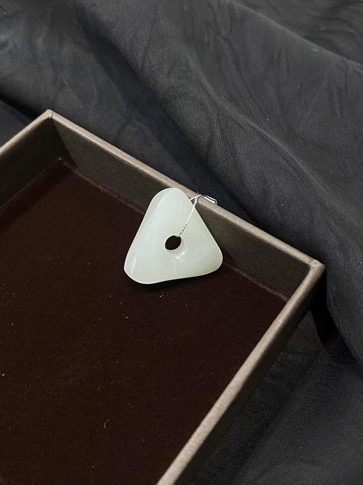 【于田产和田玉白玉平安佩】编号C55317，24*24，7克，出证书，发货1~5天，48小时鉴赏期 商品图3