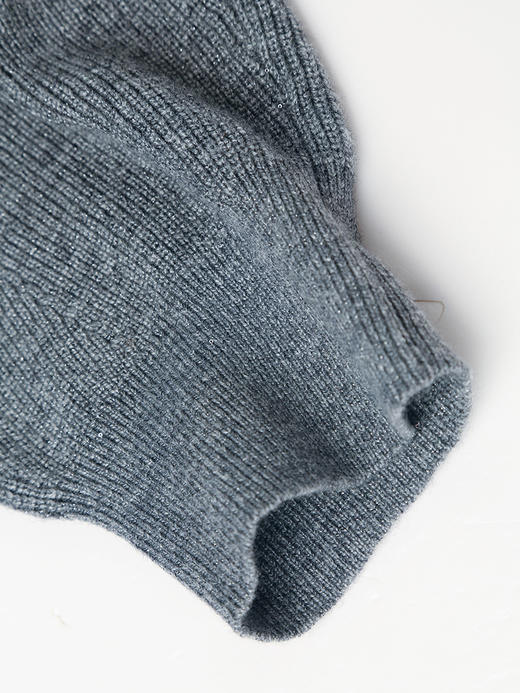 灰色宽松毛衫女 圆领落肩设计 叠穿条纹衬衫 解锁韩系穿搭新风尚 商品图3