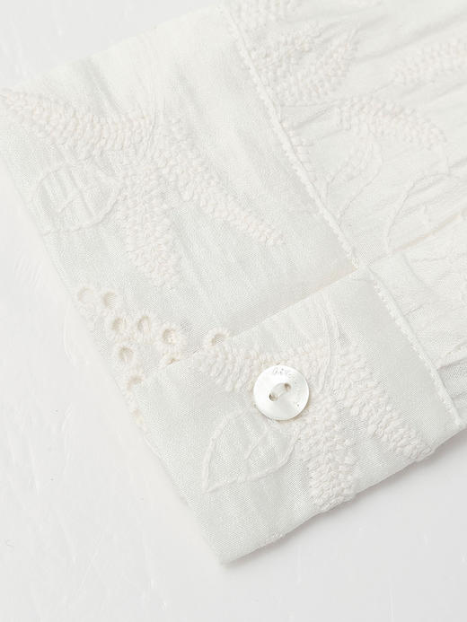 法式复古风立领刺绣衬衫 米白色长袖 精致镂空花纹超吸睛 商品图4