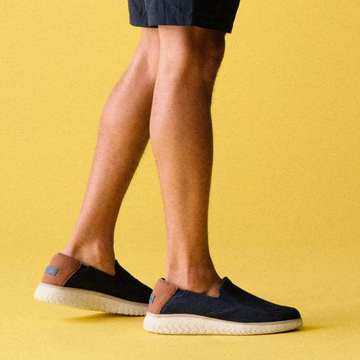 4折！Clarks厚帆布男士一脚蹬休闲鞋 只要399直邮到手 商品图0