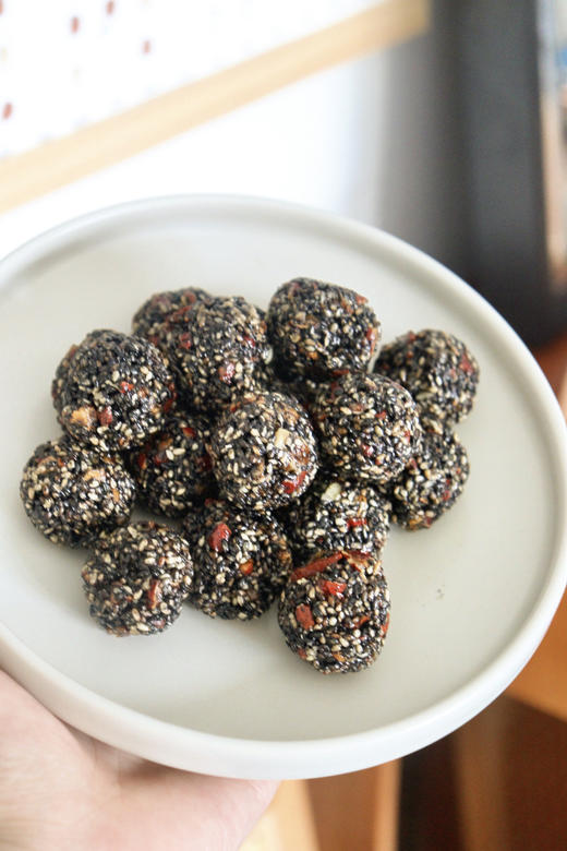 🌱 一颗朴素丸子😋藏着食养的大智慧❗️【天鲜萌·红枣枸杞桑葚芝麻丸】补肝肾、润肠燥、乌发养颜！ 配料只有👉熟黑芝麻、麦芽糖浆、红枣、枸杞、桑葚、食用植物油、核桃仁！ 商品图10