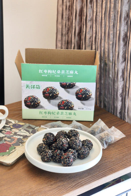 🌱 一颗朴素丸子😋藏着食养的大智慧❗️【天鲜萌·红枣枸杞桑葚芝麻丸】补肝肾、润肠燥、乌发养颜！ 配料只有👉熟黑芝麻、麦芽糖浆、红枣、枸杞、桑葚、食用植物油、核桃仁！ 商品图0