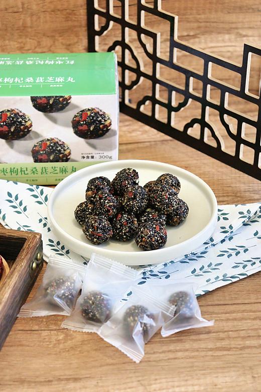 🌱 一颗朴素丸子😋藏着食养的大智慧❗️【天鲜萌·红枣枸杞桑葚芝麻丸】补肝肾、润肠燥、乌发养颜！ 配料只有👉熟黑芝麻、麦芽糖浆、红枣、枸杞、桑葚、食用植物油、核桃仁！ 商品图2