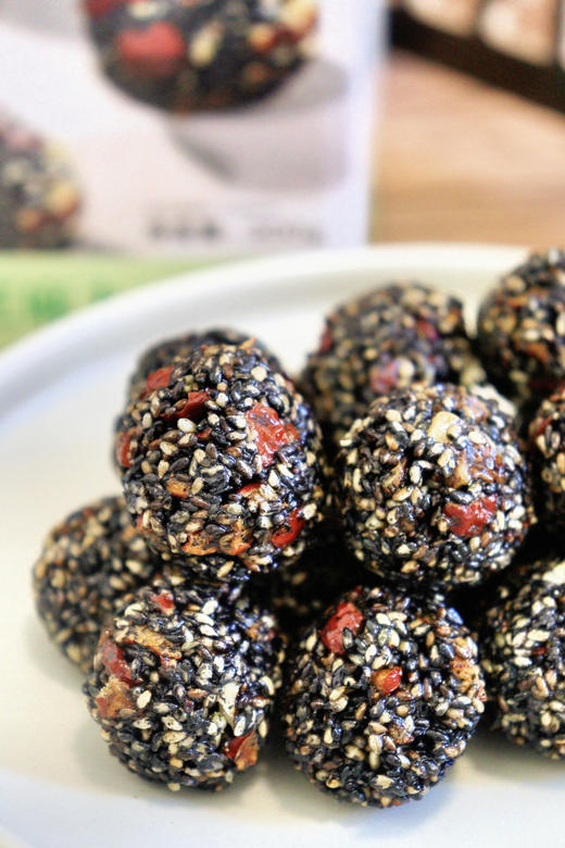 🌱 一颗朴素丸子😋藏着食养的大智慧❗️【天鲜萌·红枣枸杞桑葚芝麻丸】补肝肾、润肠燥、乌发养颜！ 配料只有👉熟黑芝麻、麦芽糖浆、红枣、枸杞、桑葚、食用植物油、核桃仁！ 商品图11