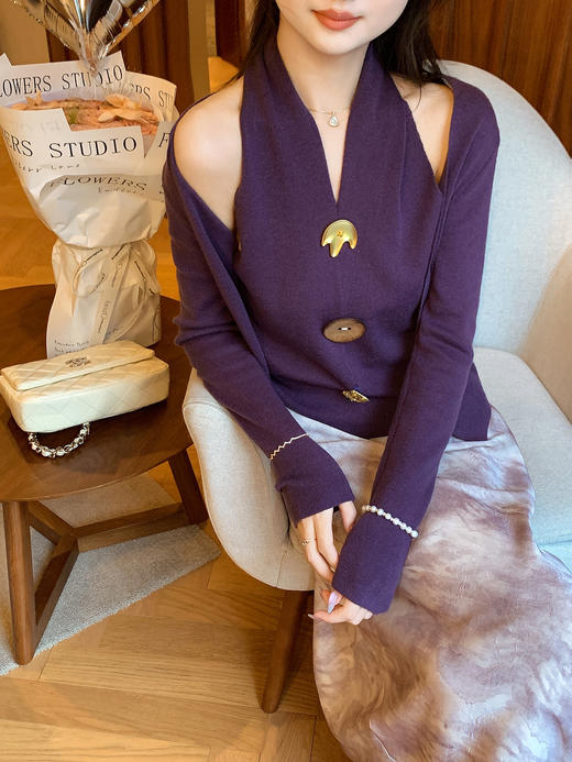 张心子【舒适软fufu】法式露肩挂脖领针织衫女秋季新款假两件设计 U2508007 商品图2