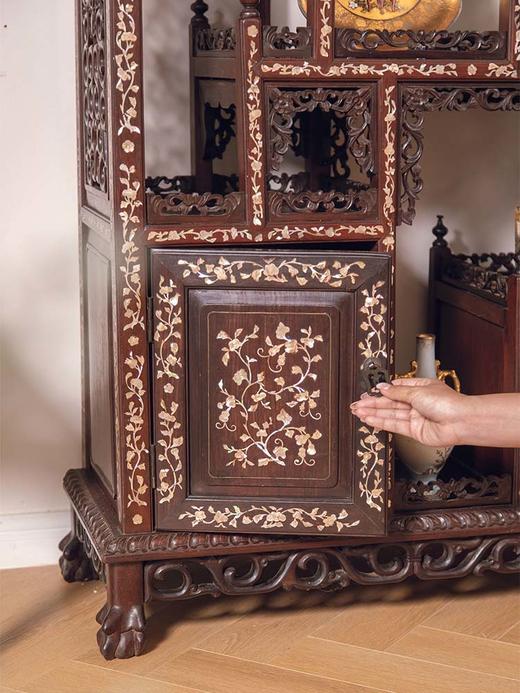 独角鹿西洋古董中国出品祥云卷叶纹镂雕装饰东方缠枝花卉主题螺钿镶嵌硬木多宝阁 商品图6