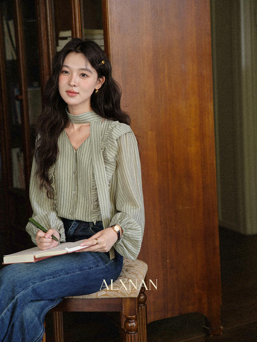 【6折秒杀】鹿向南「绿蔓绮想」法式独特条纹长袖衬衫女秋宽松设计感气质上衣L569159 商品图3