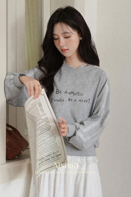 鹿向南「松廓藏懒」灰色字母卫衣女秋季新款漂亮独特小众短款上衣 商品图3