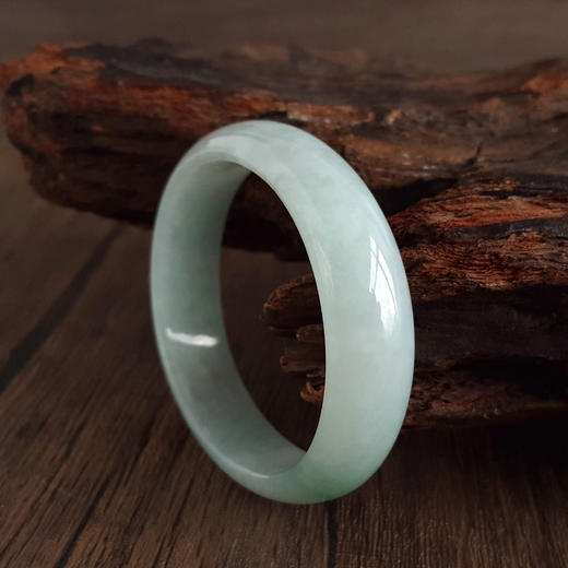 【天然正品】A货翡翠天然细腻青白含绿细豆种贵妃54号翡翠手镯女士现售价：1680！020725AH08 商品图5