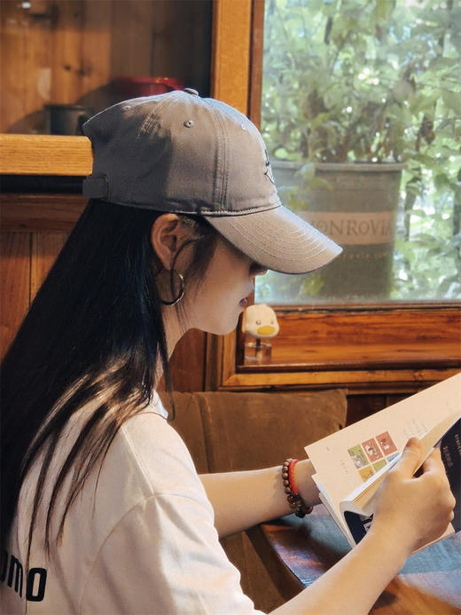 【现货 五色可选 】卡夫卡“慢活”系列棒球帽   藏蓝/灰/咖色/深红/米白帽围可调节 文创 穿搭 帽子 夏季 广西师范大学出版社 商品图11